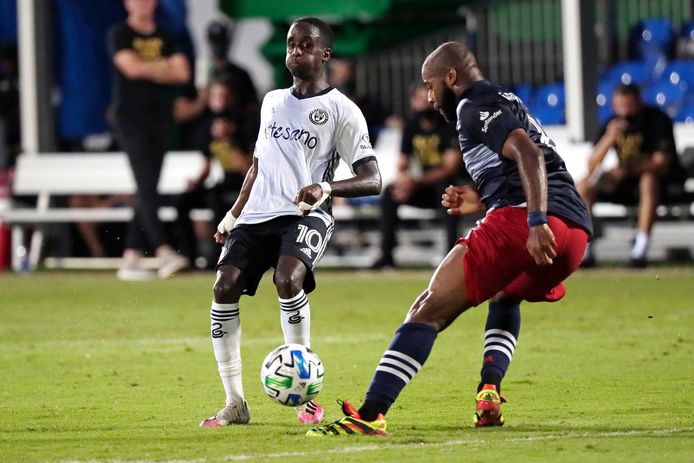 New England Revolution-verdediger Andrew Farrell passt de bal langs Philadelphia Union-middenvelder Jamiro Monteiro.