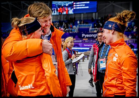 Koning Willem-Alexander legt zijn arm om de schouder van winnares Carlijn Achtereekte.