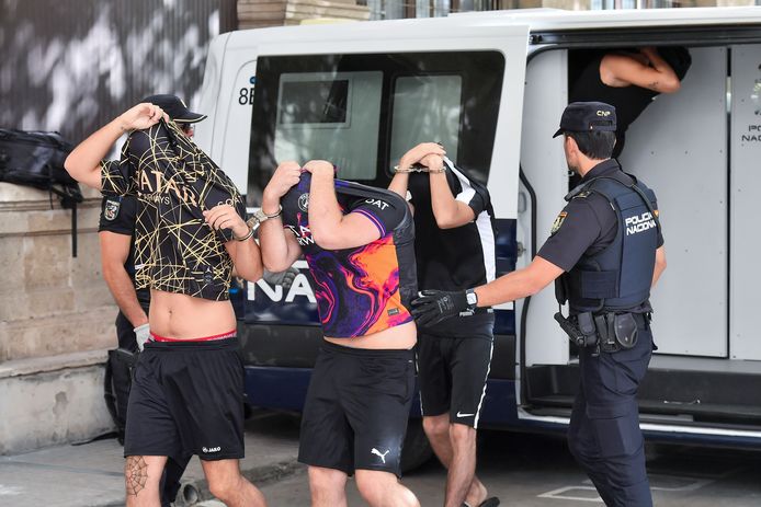 Spaanse politieagenten escorteren de Duitse toeristen naar de rechtbank.