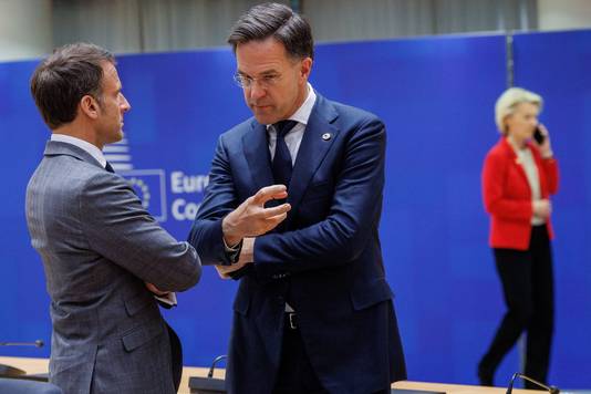 吕特在布鲁塞尔欧盟峰会期间与法国总统马克龙交谈。