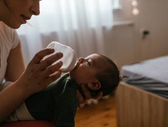Hoe je als ouder op onethische manier gepusht wordt om je baby flessenmelk te geven. “Ze verdraaien de wetenschap”