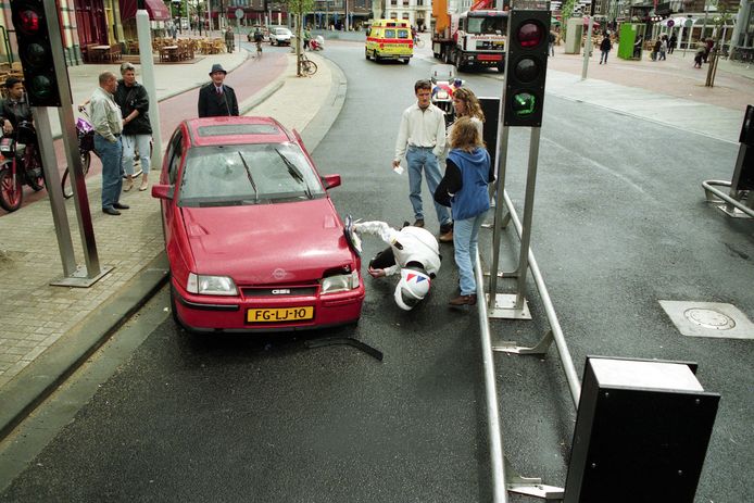 Tussen 1995 en 2006 was de Heuvelring met hydraulische paaltjes afgesloten voor doorgaand verkeer. Regelmatig liet een automobilist door de paaltjes zich foppen.