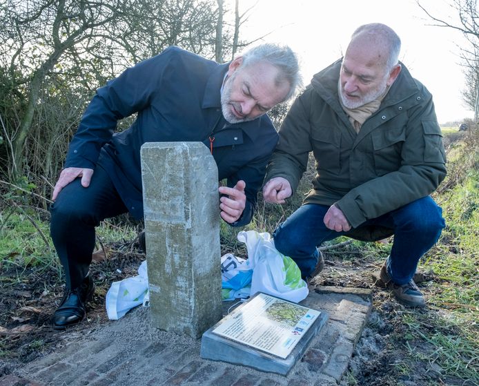 Wethouder Sal Cracau (l) van Vlissingen en Wim Roose (r) van de Stichting Landschapsbeheer Zeeland hebben net de tiendpaal nummer 162 onthuld.