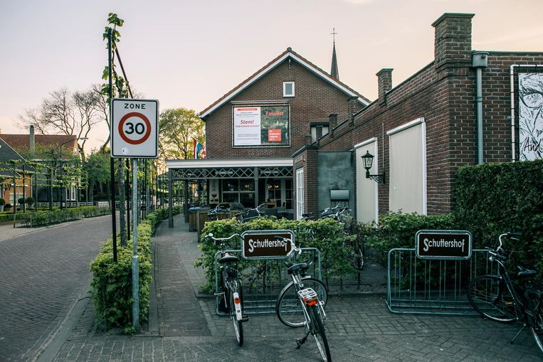 Gasterij Schuttershof is in bezit van de Coöperatie Esbeek. Honderden dorpelingen hebben een aandeel in de kroeg. Beeld Marcel Wogram