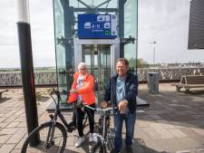 Als je hier over het fietspad zoeft moet je ineens hard in de remmen om liftknopje in te drukken