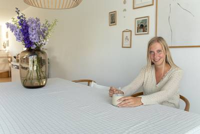 Anneke woont in een Zwols nieuwbouwhuis: 'Zo zorgen we ervoor dat het niet kil overkomt'