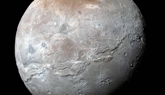 Kosmische kus bracht planeet Pluto en zijn maan Charon samen