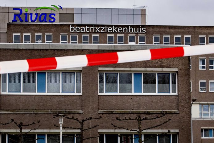 Roodwit lint bij het ziekenhuis in Gorinchem. Het ziekenhuis is 'op slot' gegaan nu duidelijk is geworden dat hier een week lang een patiënt heeft gelegen met het coronavirus. Ze lag niet in isolatie.