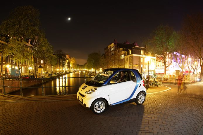 In Amsterdam rijden honderden elektrische Smarts als deelauto van Car2Go, eveneens een bedrijf van Daimler AG