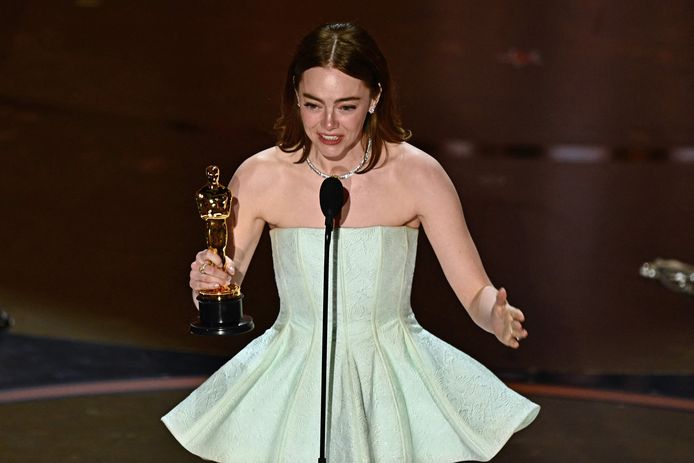 Emma Stone accepteert de Oscar voor beste actrice.