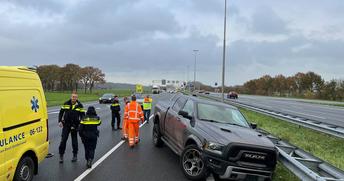 Chaos op A1 na twee ongelukken met meerdere autos kort achter elkaar: weg dicht.