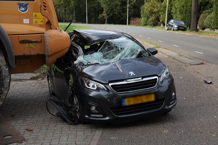 Botsing tussen tractor en auto op de Spoordonkseweg in Oirschot.