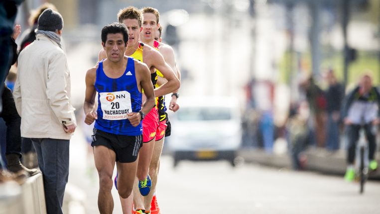 Lopers op de Erasmusbrug tijdens de Marathon van Rotterdam 2015. Beeld anp