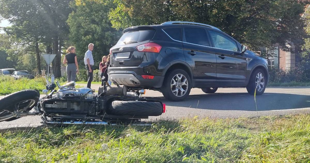 Motorrijder gewond na botsing met auto in Winterswijk.
