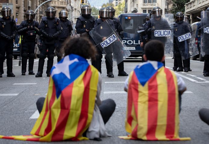 Ook de oproerpolitie is opnieuw massaal aanwezig in Barcelona.