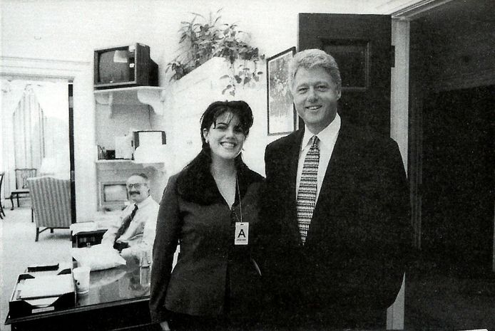 Een foto uit 1995 met president Clinton en stagiaire Monica Lewinsky.