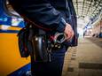 Handboeien bij een service- en veiligheidsmedewerker van de Nederlandse Spoorwegen op het station. Hun aantal gaat flink omhoog in een offensief van NS tegen het toenemend geweld in treinen.