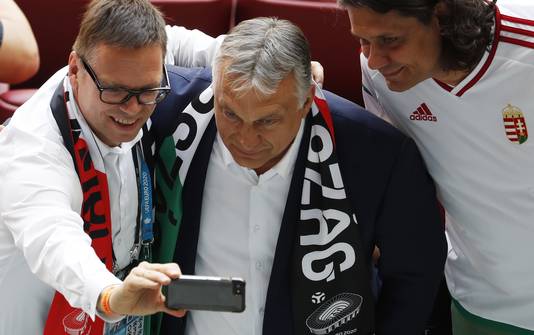 Viktor Orban poseert met fans, voor het knappe 1-1-gelijkspel van de Hongaren tegen Frankrijk.