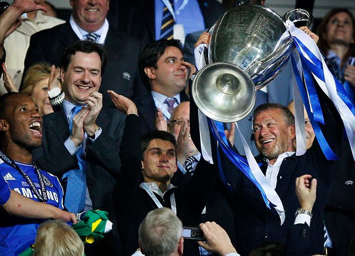 Roman Abramovitsj (r) na het winnen van de Champions League in 2012, rechts Chelsea-spits Didier Drogba.