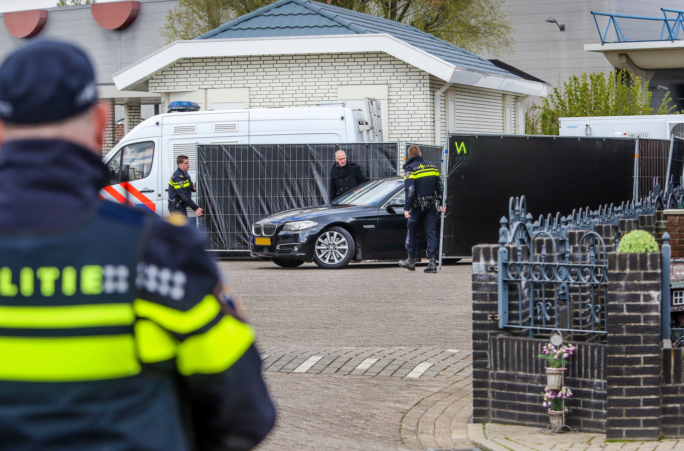 Grietje B. (57) uit Deventer, die wordt verdacht van het doodschieten van haar echtgenoot Lauwie van Lies, komt aan in een geblindeerde auto.