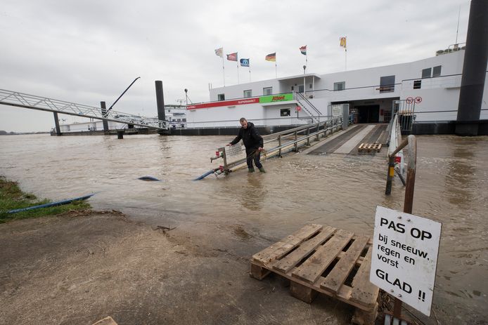 Rijn bij Lobith staat 13,63 meter hoog | Zevenaar | gelderlander.nl