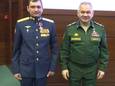 De Russische minister van Defensie Sergej Sjojgoe met een van de onderscheiden straaljagerpiloten.