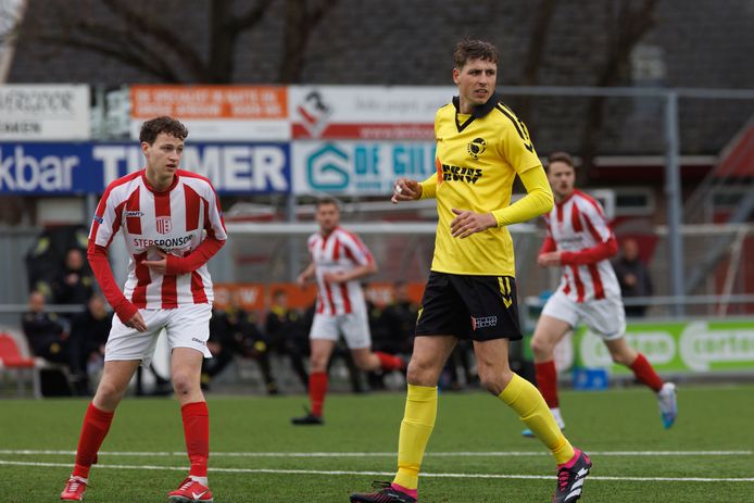Job van den Berg (l) was voor IJVV belangrijk tegen VSCO. Rechts Robert Dekker van VSCO.