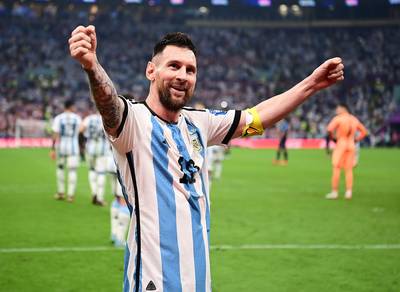Geweldige Messi loodst Argentinië naar WK-finale met penaltygoal en weergaloze assist