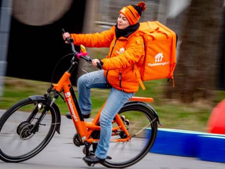 Maaltijdbezorger voelt zich uitgeput, eenzaam en onderbetaald: welzijn staat onder druk