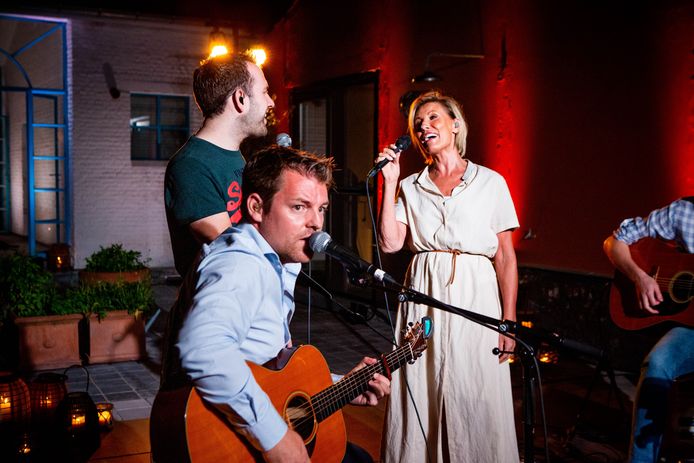 Dana en haar muzikanten spelen vanuit haar woning in Hasselt, in een setting die de zangeres vergelijkt met die van het tv- programma 'Liefde voor muziek'.