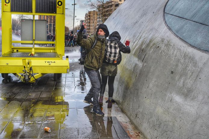 Het waterkanon werd ingezet.