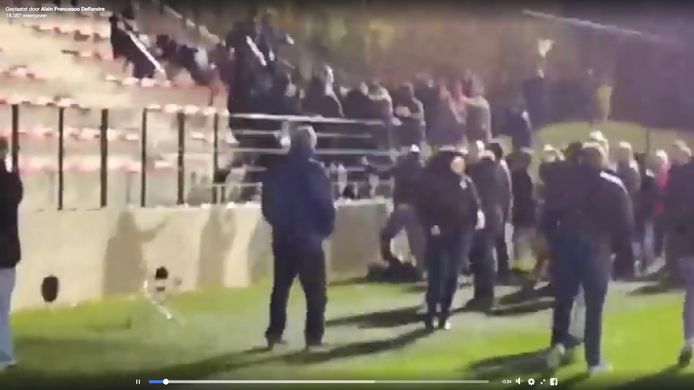Een beeld van de rellen tijdens de vrouwenvoetbalwedstrijd Standard - Anderlecht.