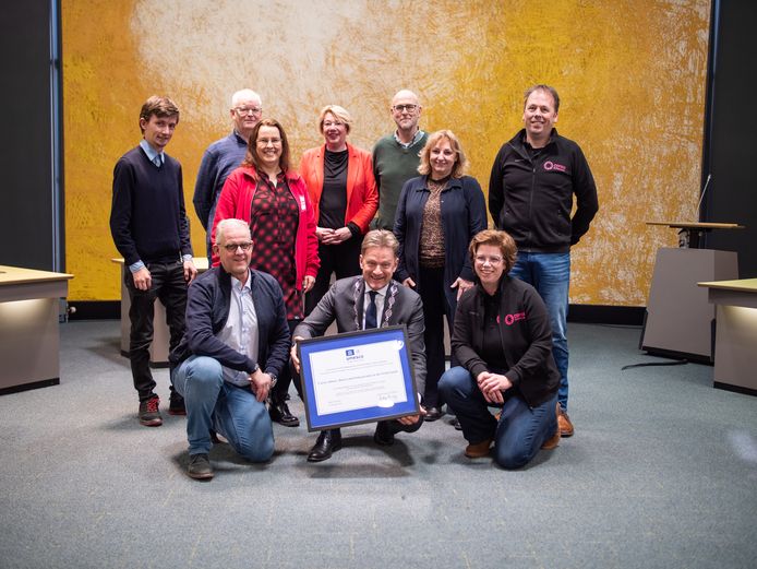 Han Knol en Claudia Lassche van corso Vollenhove, Hans Meijer en Jarno Wever van gondelvaart Belt-Schutsloot, Ronnie Rook en Leanne Spans van corso Sint Jansklooster, Dinie Toet en Wilfried Bakker van gondelvaart Giethoorn, burgemeester Rob Bats en wethouder Trijn Jongman.