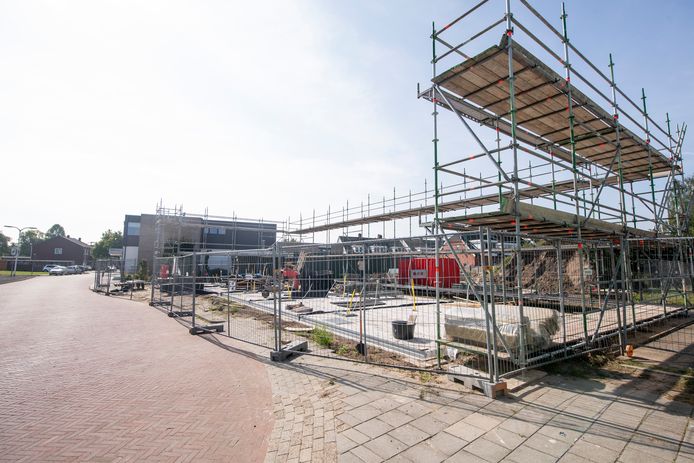 Nieuwbouwproject ‘De Meesters van Almelo’ aan de Bornerbroeksestraat. De woningen die alle zeven  zijn opgekocht door een belegger zijn momenteel in aanbouw.