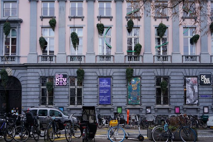 Luguber zicht bij cultuurhuis De Studio na verplichte sluiting: alle  kerstbomen hangen er omgekeerd aan de strop | Antwerpen 