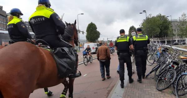 Politie roept demonstranten in Utrecht op onderling afstand te houden, anders wordt de demonstratie afgebroken. De politie wordt uitgejouwd .