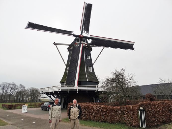 De molenaars Theo Hendricksen (links) en Gerrit Janssen.