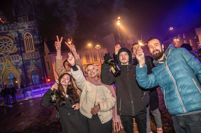 Op de Heuvel in Tilburg werd niet veel vuurwerk afgestoken. Wel waren er sterretjes bij deze internationale studenten.