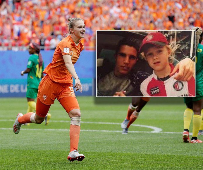 Vivianne Miedema als international en als klein meisje samen op de foto met Robin van Persie.