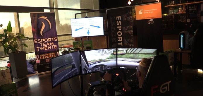 Een gamer probeert de race simulator van eSports Team Twente.