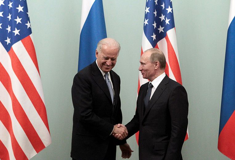 Biden en Poetin na een vergadering in 2011. Beeld REUTERS