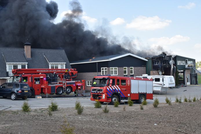 Brand bij bedrijf in Poederoijen.
