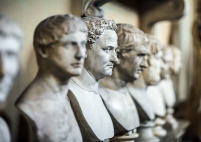 Man gooit Romeinse borstbeelden tegen de grond in Vaticaanse Musea