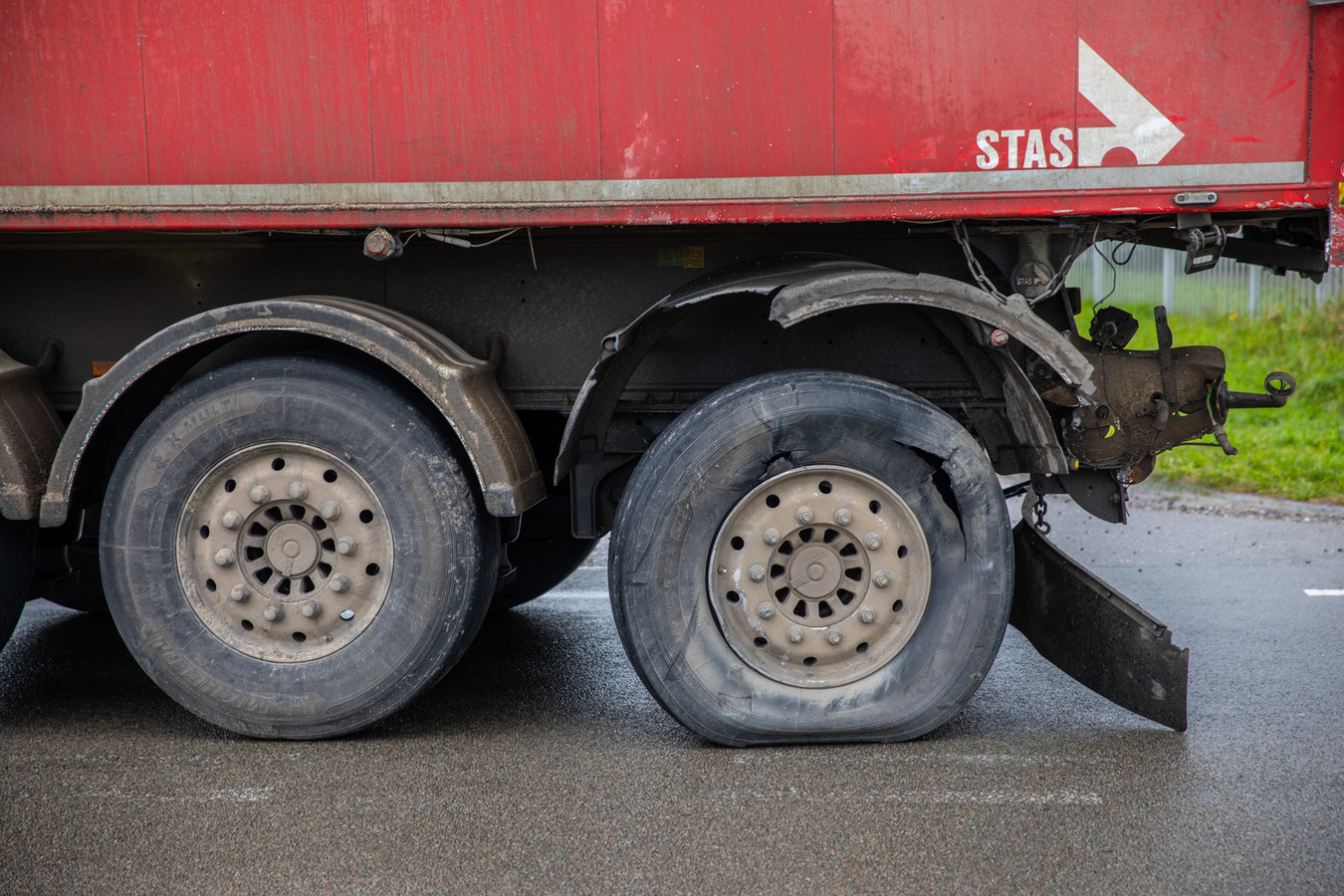 Botsing tussen meerdere auto’s op N640 in Oud Gastel Foto AD.nl