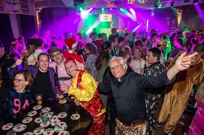 Sfeer tijdens het Houd um Vastenbal in De Witte Leeuw.