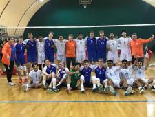 Enschedese schooljongens volleyballen tegen internationale giganten op WK voor schoolteams: ‘Lange gasten vallen wel op’