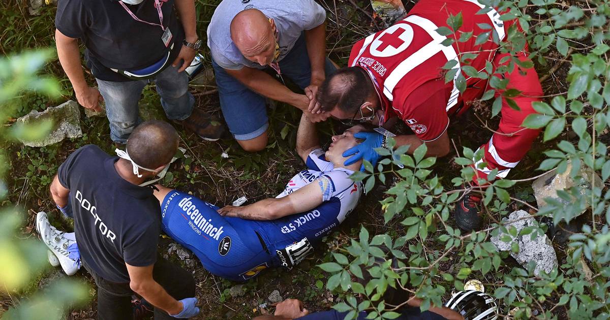 Evenepoel weer op de fiets na crash in Ronde van ...