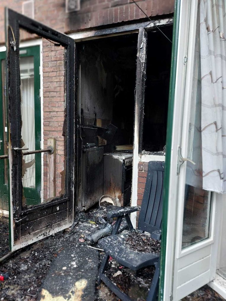 De achterkant van de woning waar brand ontstond. Beeld Het Parool