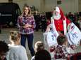 VIDEO. Melania Trump deelt pakjes uit met de Kerstman