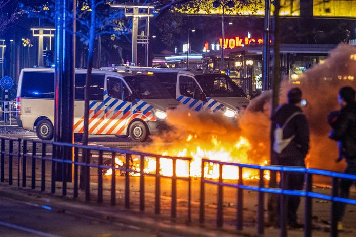 Image d'archive des émeutes à Rotterdam contre la politique sanitaire.